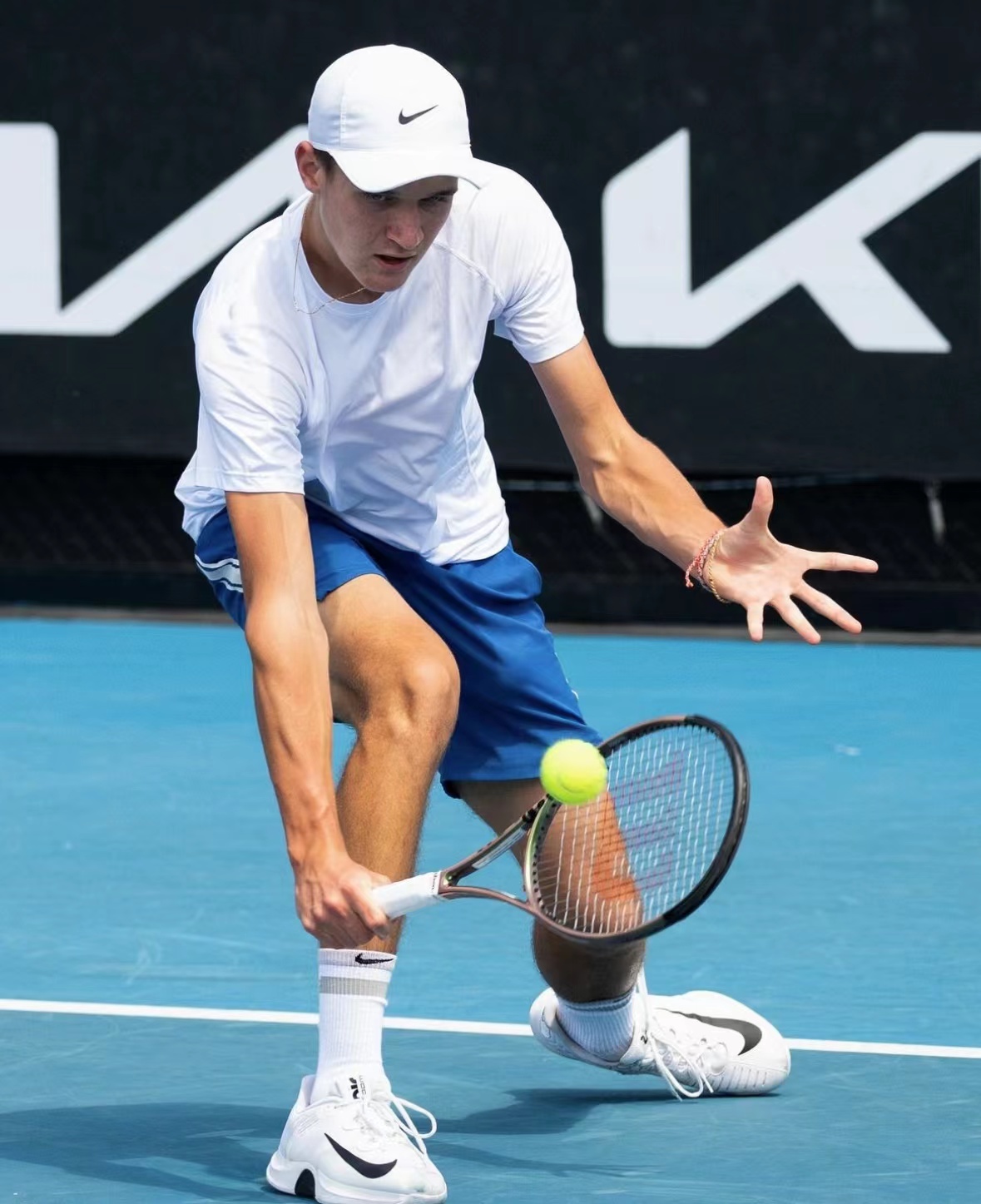 捷克运动员展现实力，稳坐前列