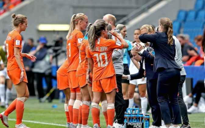 荷兰女足队破门得分夺得冠军