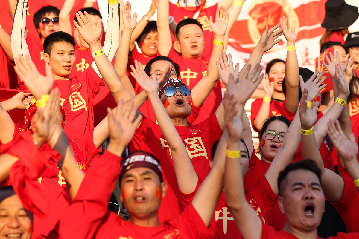 开云体育APP下载-关于欧国联决赛现场热闹非凡，球迷挥舞旗帜呐喊助威的信息