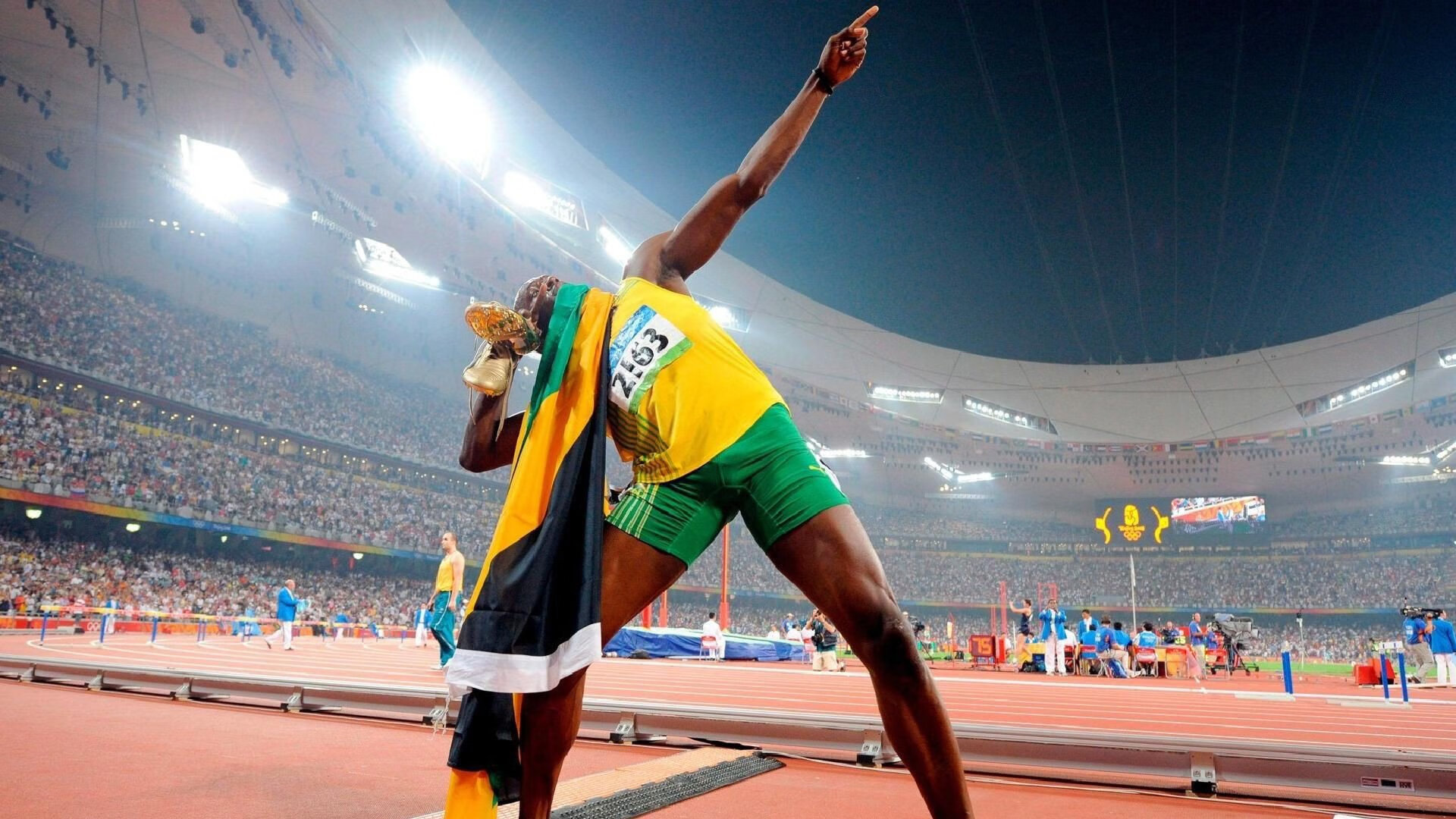 开云官网-赛道上的不眠夜，伦纳德刷新纪录，F1街道赛迎来历史性时刻